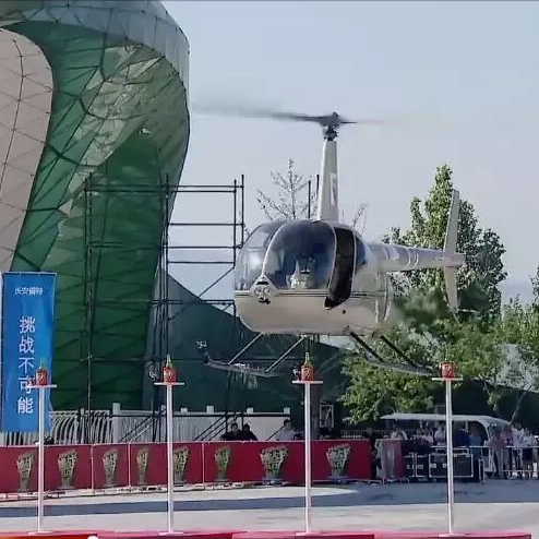 直升机超低空悬停开啤酒瓶
